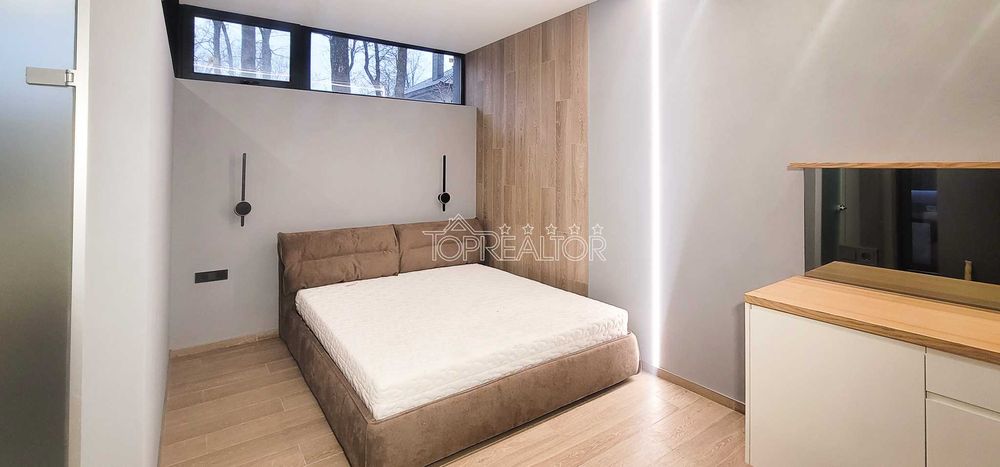 У продажі сучасний будинок с басейном в селищі Лісне! Без комісії!