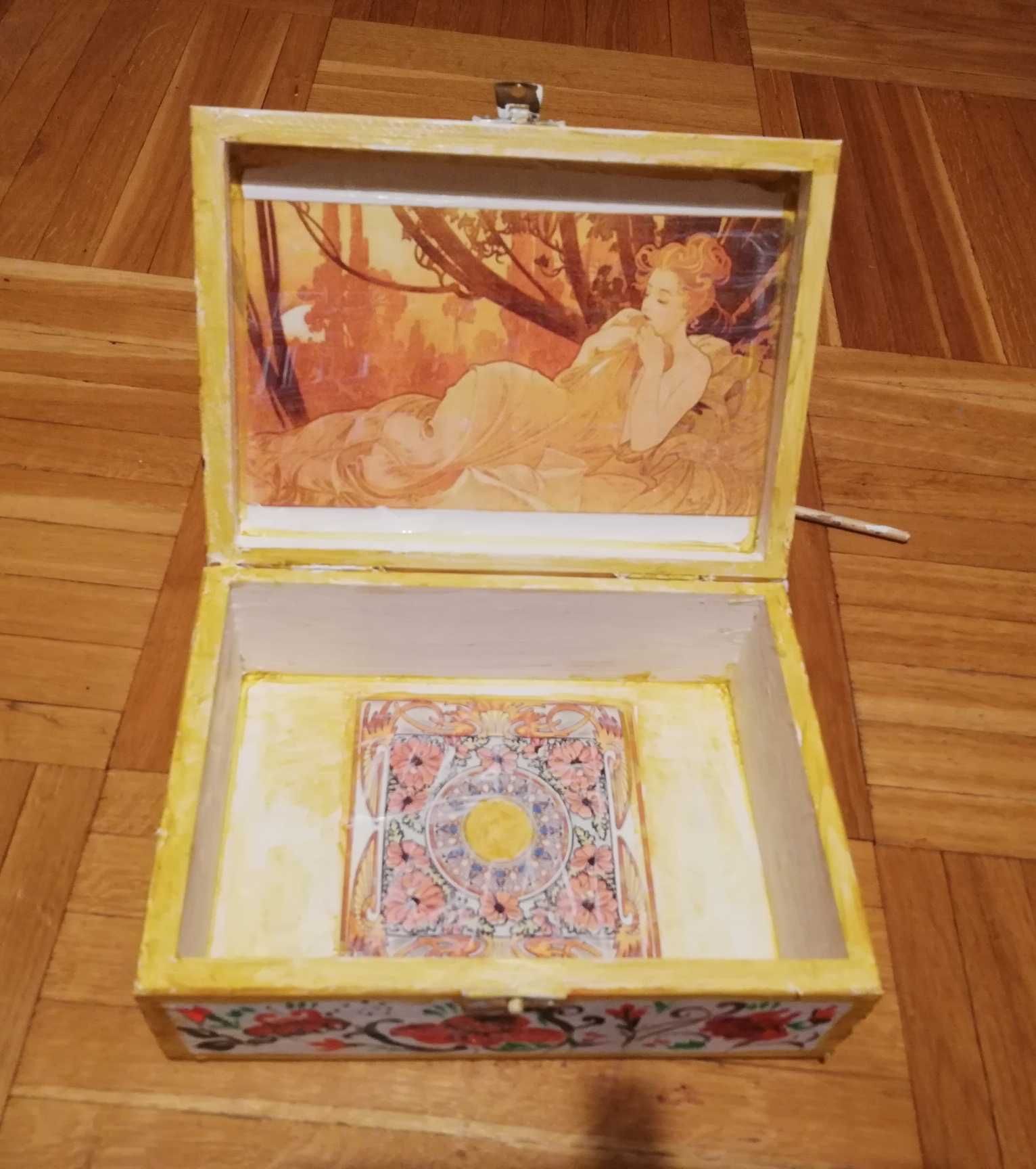 Pudełko drewniane, dekorowane ornamentem ludowym
