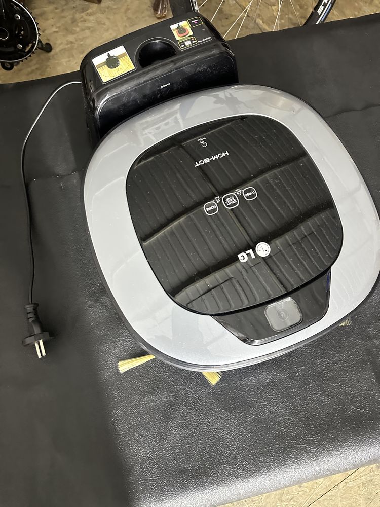 Робот пилесос LG HOM BOT VR6340LV| з німедчини все працює ідеально нов