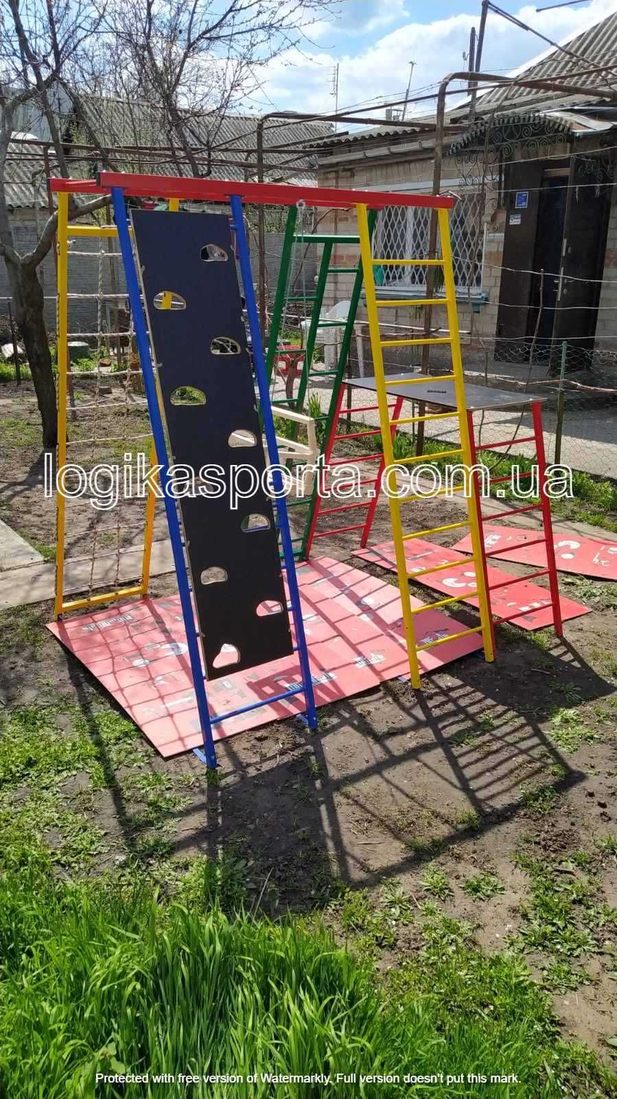 Игровая площадка 1,5- 2 м, горка, качели, детский спортивный комплекс