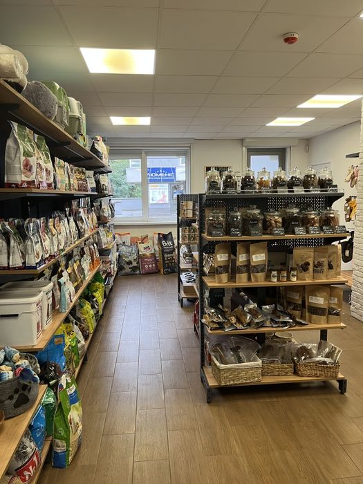 Стелажі пристіні та острівні, перфоровані та з полицями, гачки.