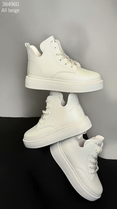 Жіночі черевики. Молочні. Якість відмінна!