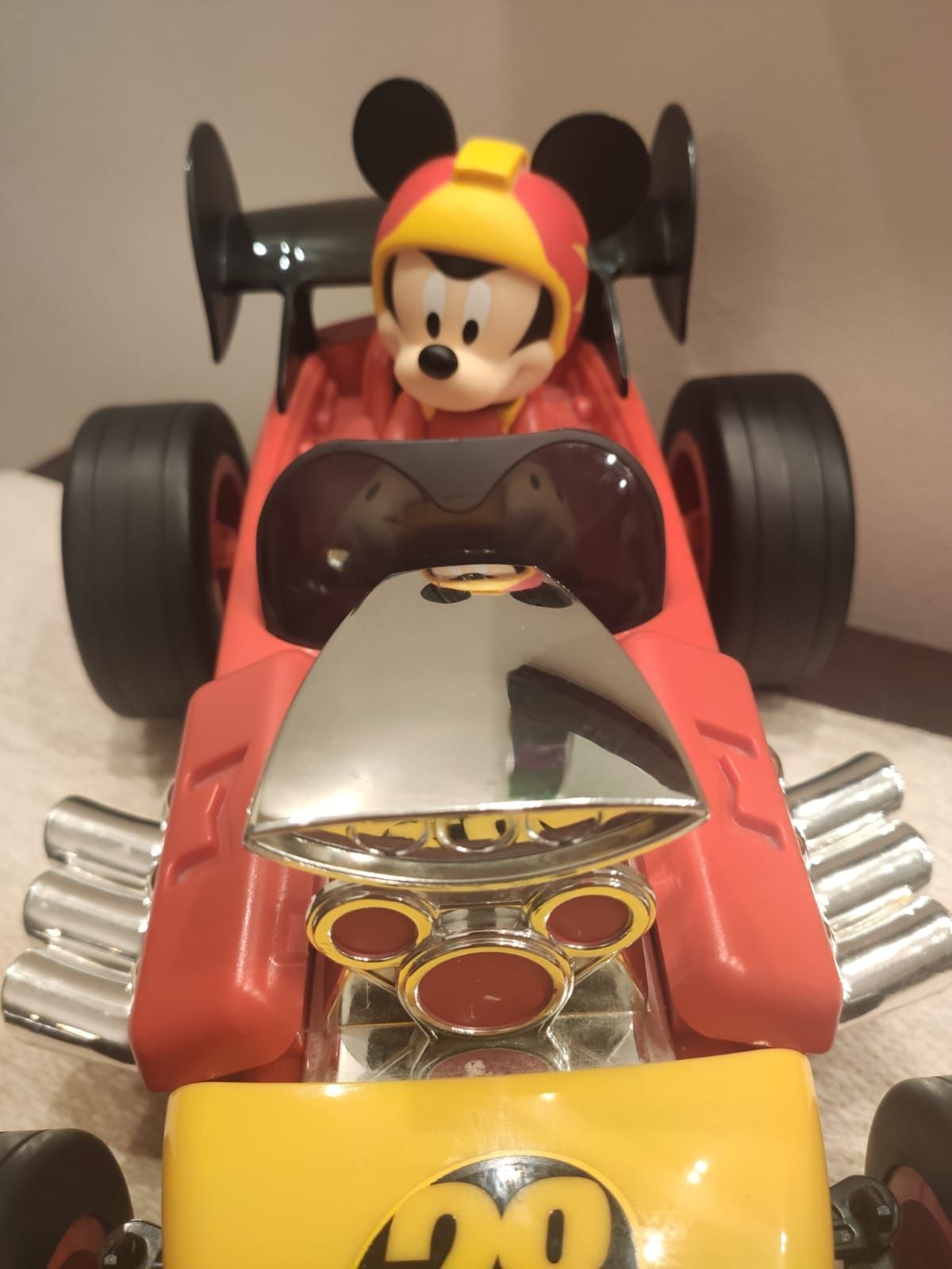 Vendo carro telecomandado Mickey Mouse em muito bom estado