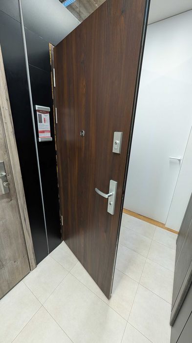 Drzwi Wejściowe do mieszkań C30 L80 otwierane na zew. jesion kawowy