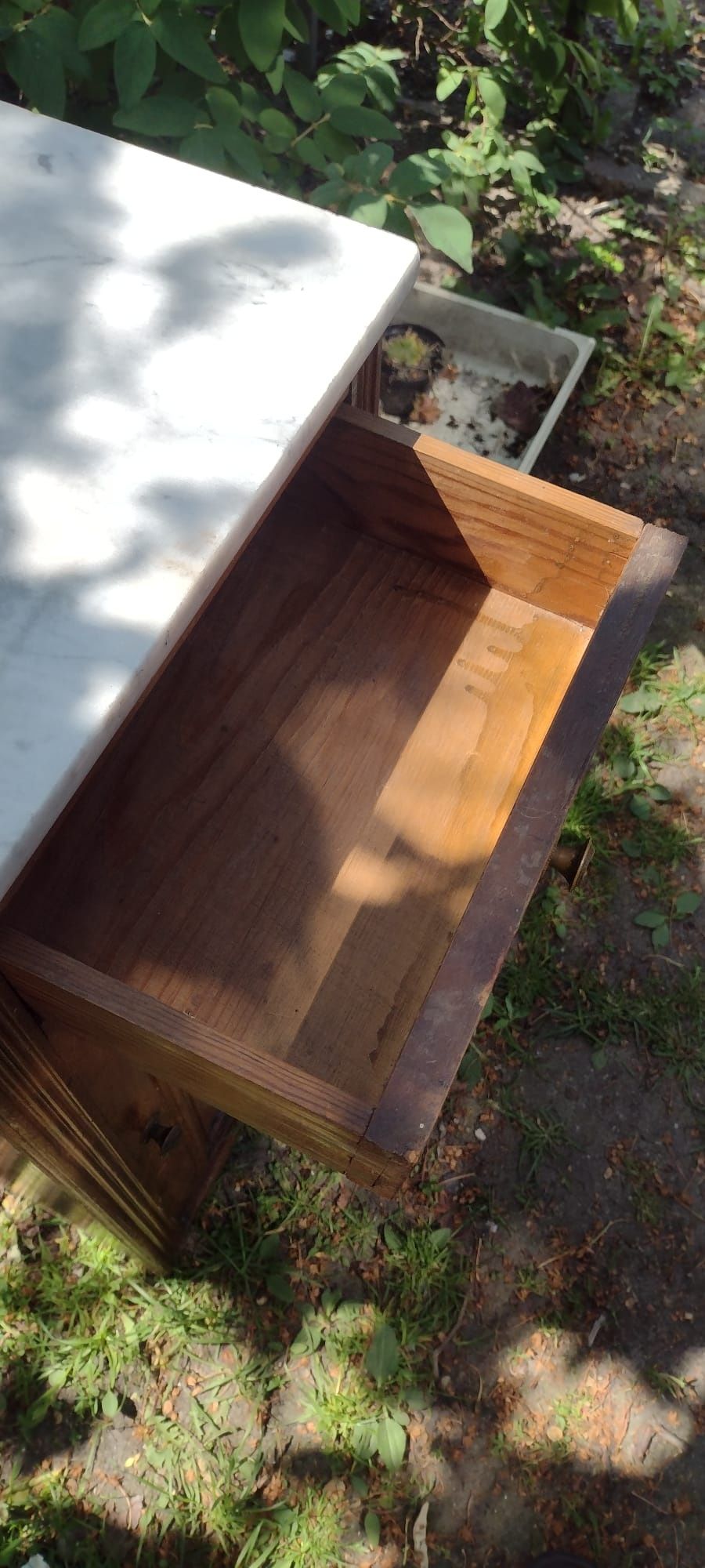 Antyczny stolik drewniany z marmurem