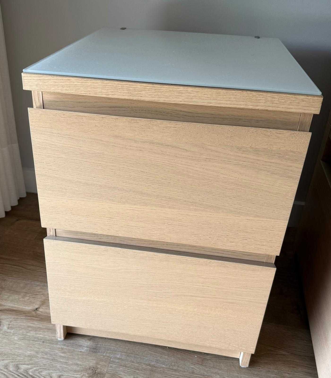 Cama de casal, com colchão e móveis para quarto.