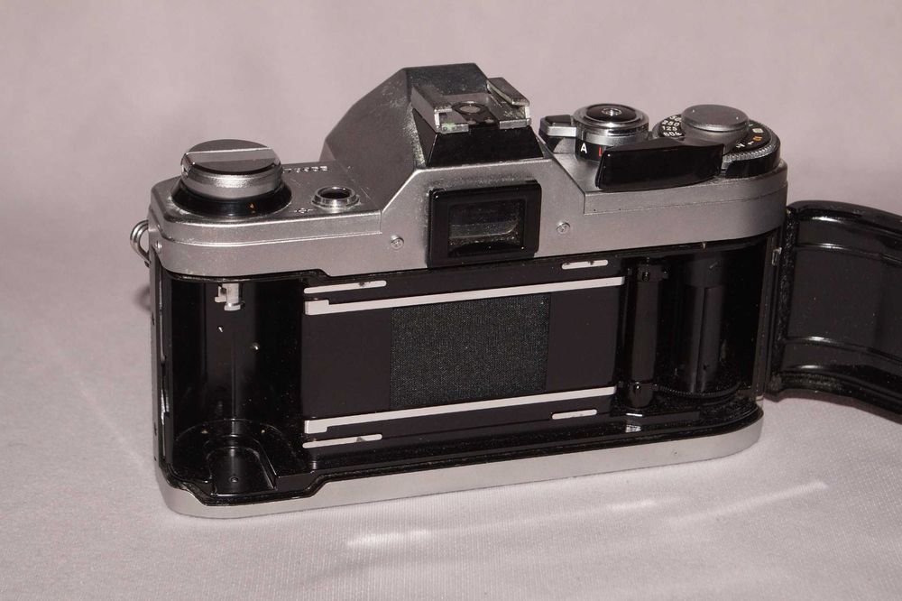 Canon AE-1 + FD 50mm f/1.4 або f/1.8