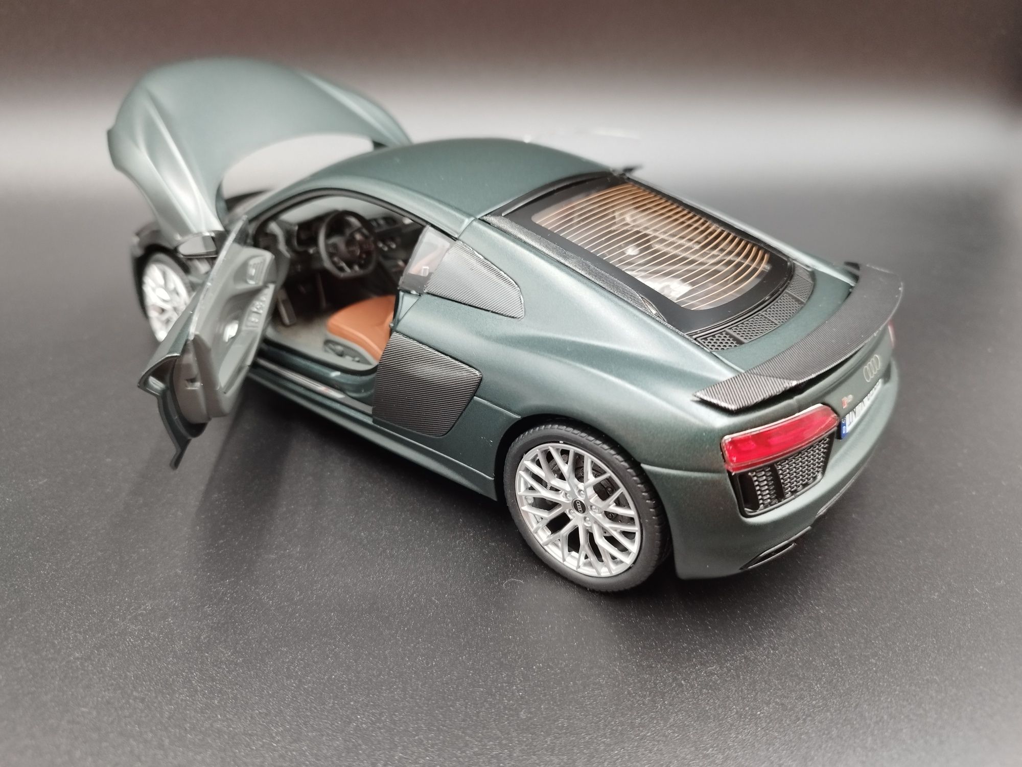 1:18 I Scale Audi R8 Plus Coupe V10  model nowy