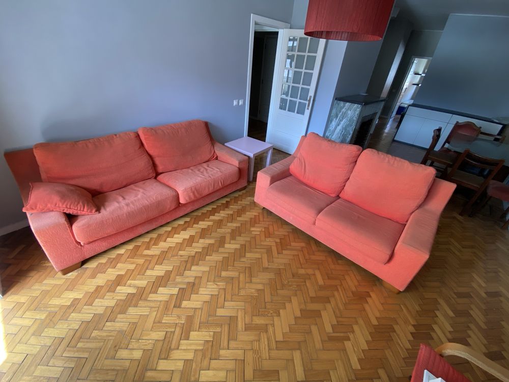 sofas de 2 e 3 pessoas.