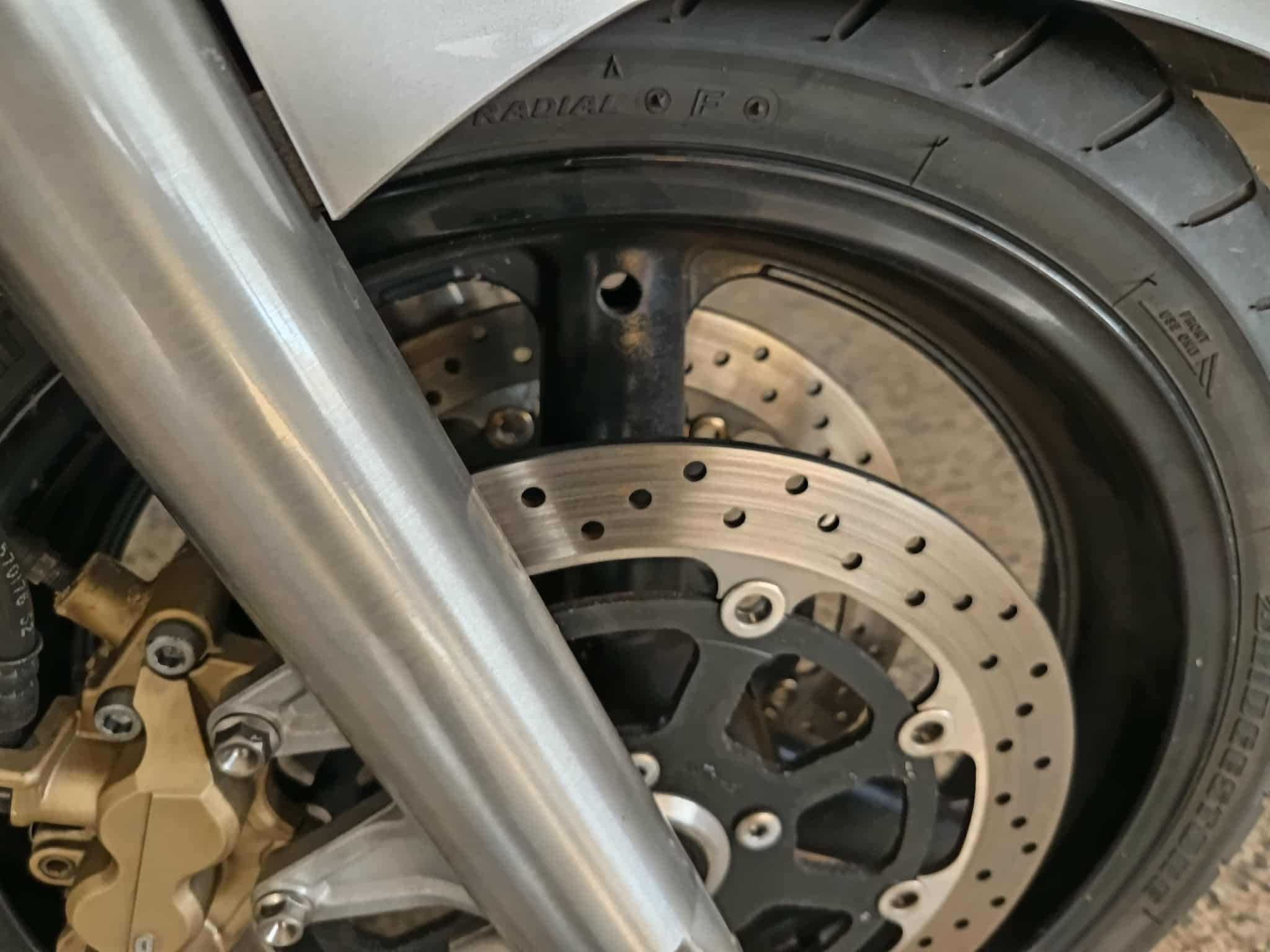 Suzuki GSX 1400 Cinza Prata - Novas fotos.