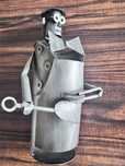 Metalowa figurka – górnik z łopatą / stojak na butelkę