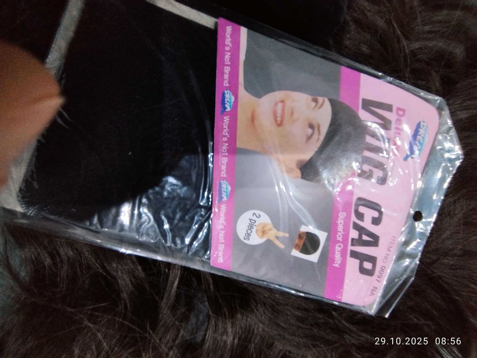 Syntetyczna peruka .Włosy półdługie, delikatnie falowane z grzywką.