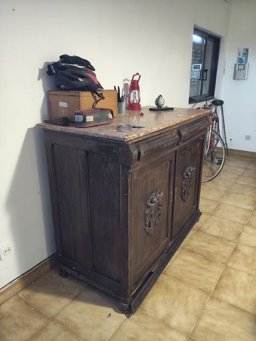 Móvel de madeira com tampo de mármore