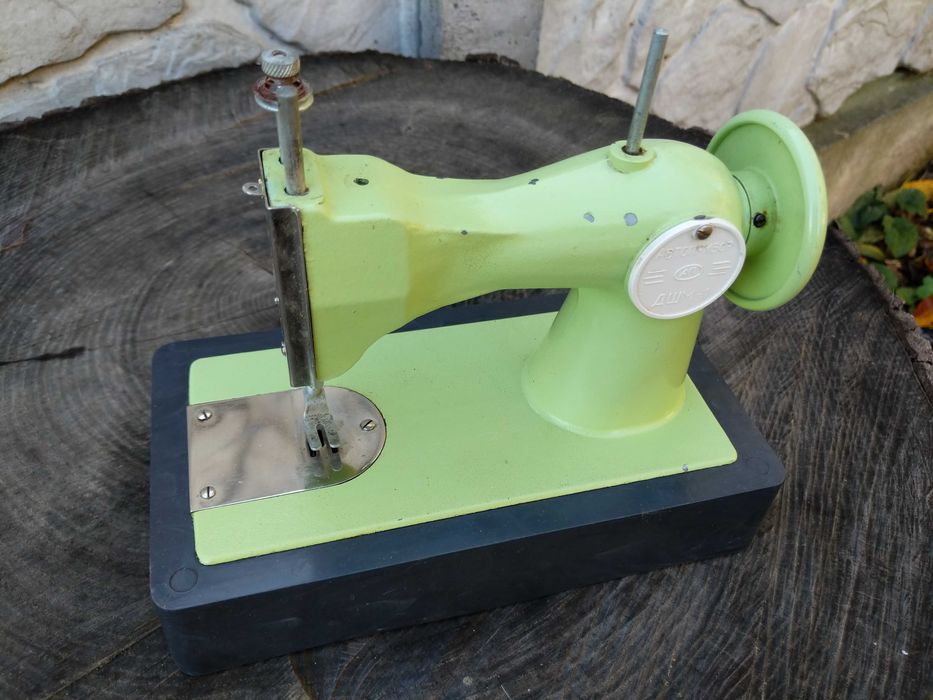 Швейная машина детская, времён СССР (СРСР) шиє.