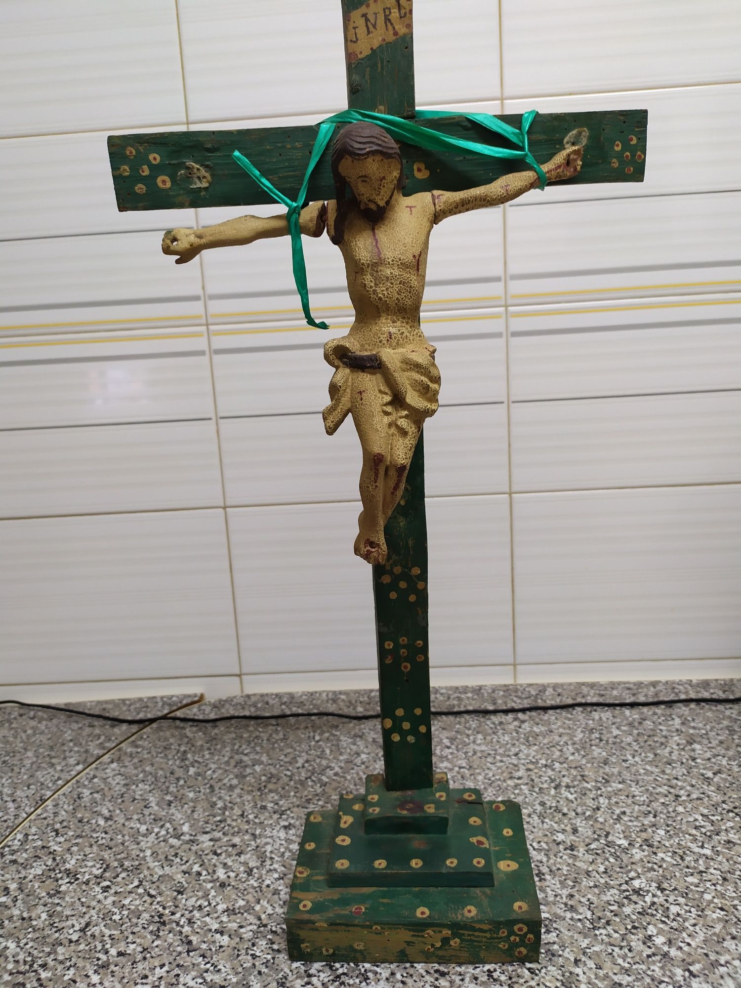 Cristo na cruz em madeira