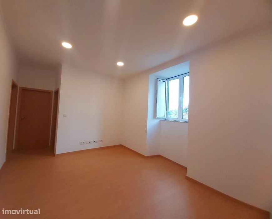 Apartamento T2 moderno com cozinha equipada e ar de rua