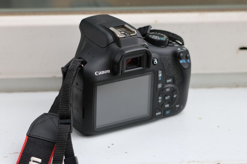Дзеркальний фотоапарат Canon EOS 1300D Body (тушка)