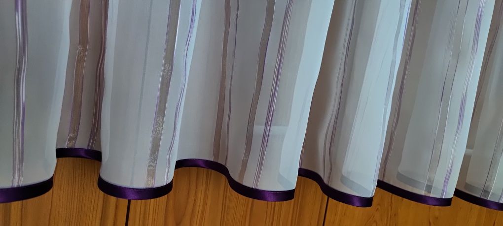 Biała firanka w różowe prążki 210 x 115 cm