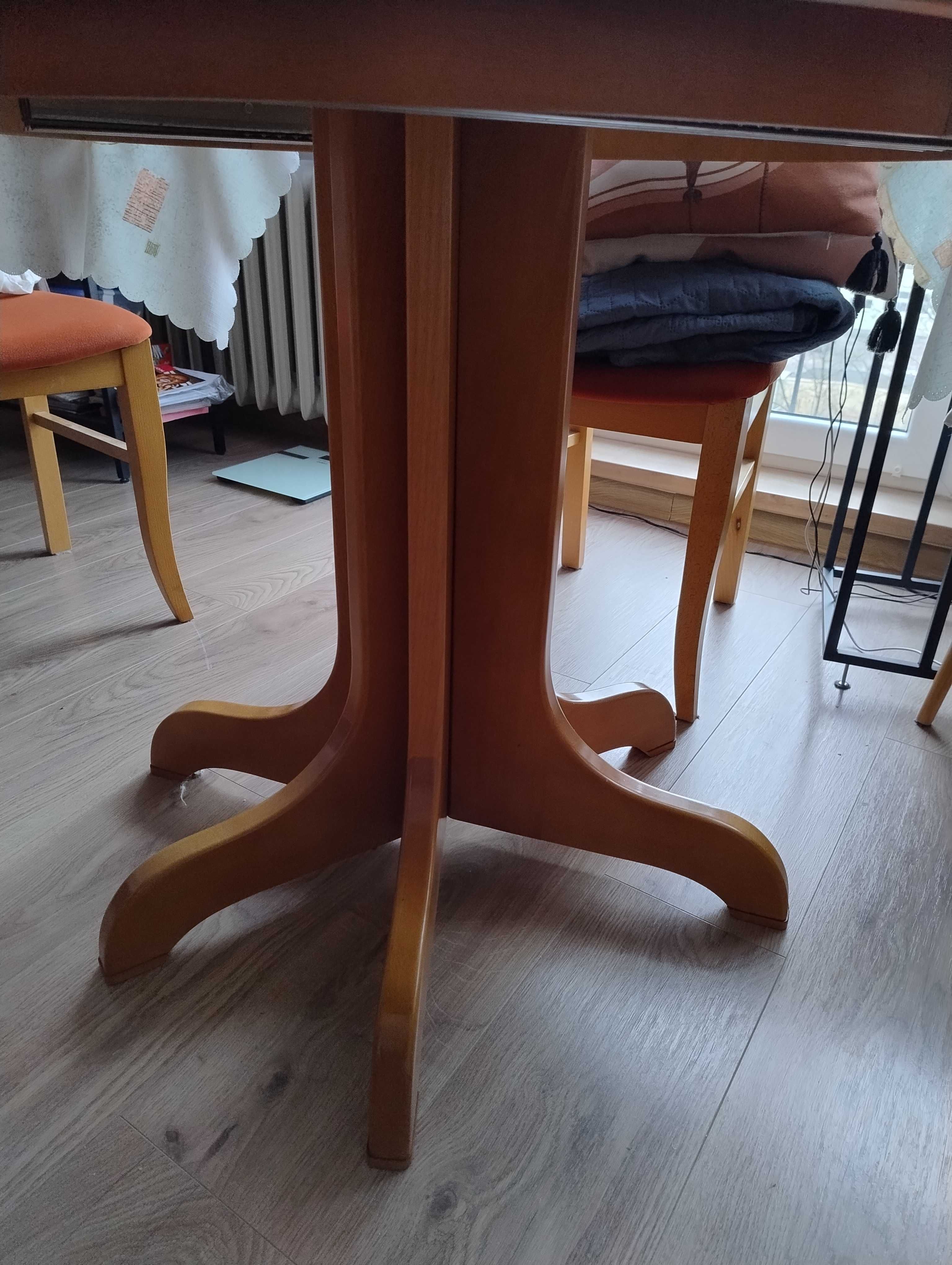 stół i 4 krzesła z drewna bukowego