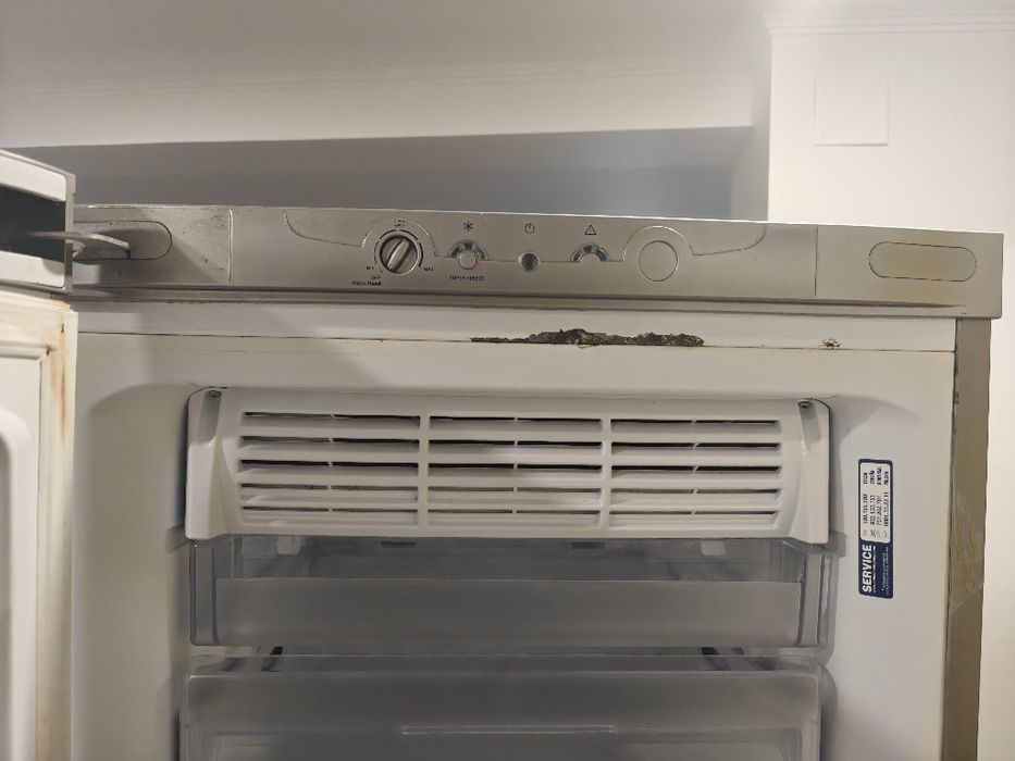 Arca Congeladora Vertical Ariston-Hotpoint  (Não funciona)