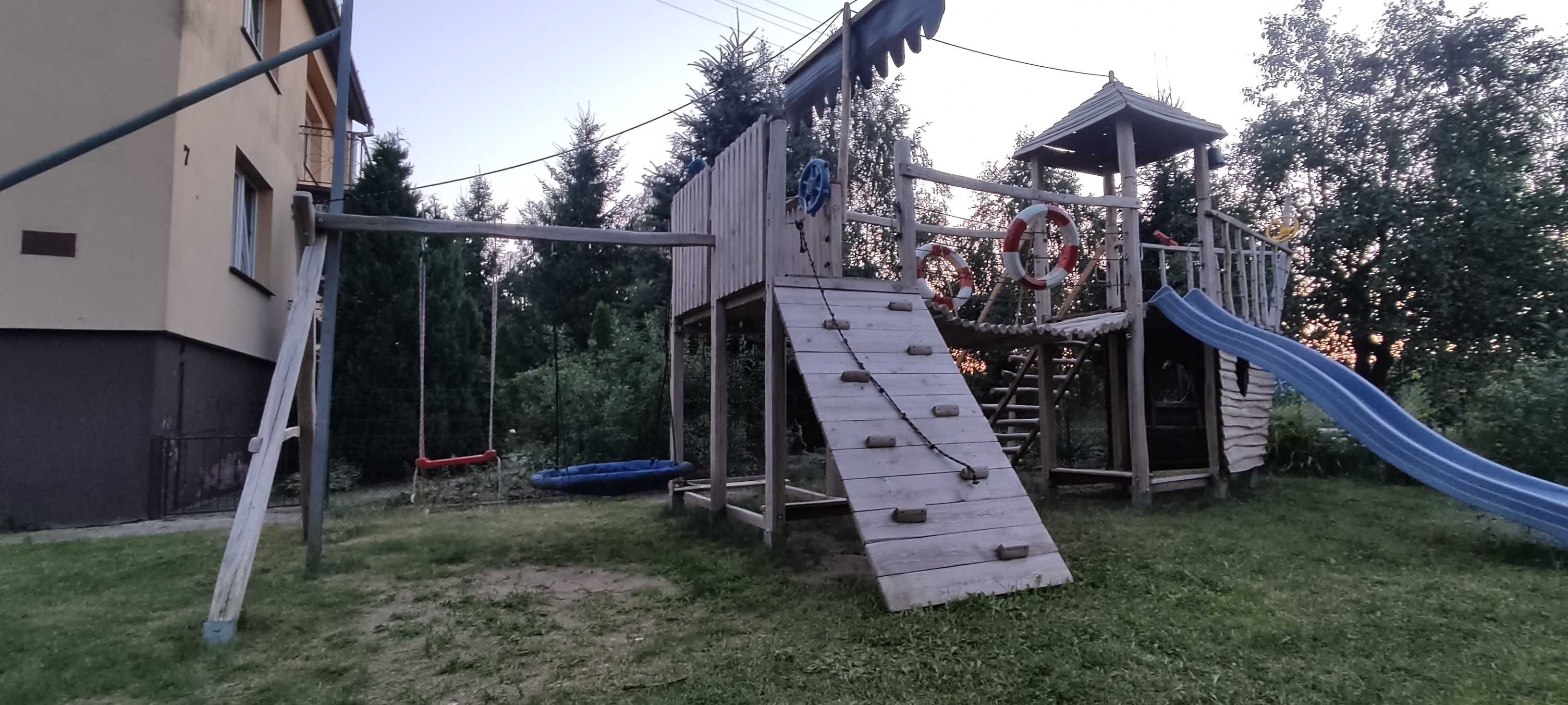 Ogromny drewniany plac zabaw statek tyrolka ślizg huśtawki