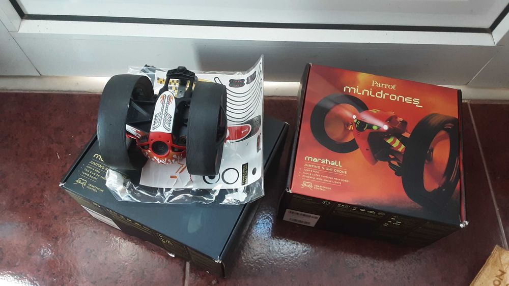 Parrot mini drones Marshall e Max nas caixas