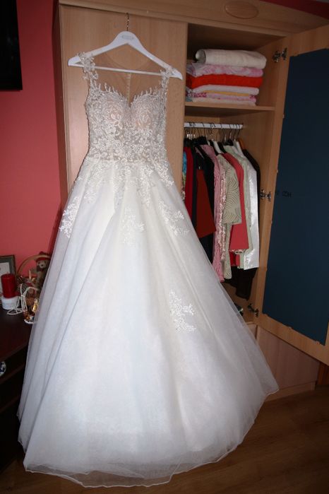 Suknia Ślubna plus welon wykończony koronką oraz pokrowiec.