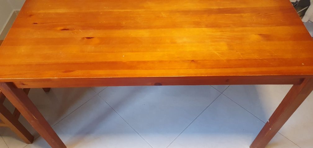 Mesa de cozinha em madeira