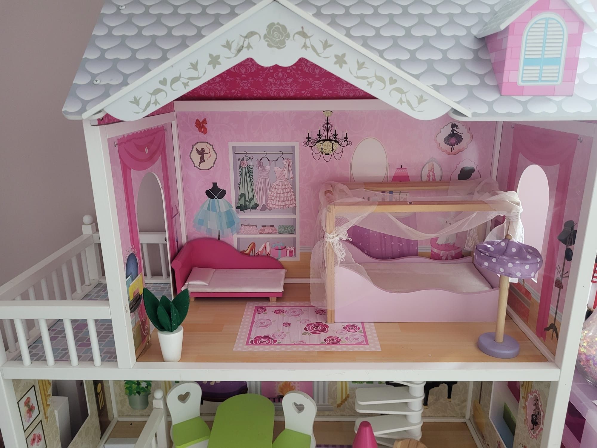 Drewniany domek dla lalek Barbie.