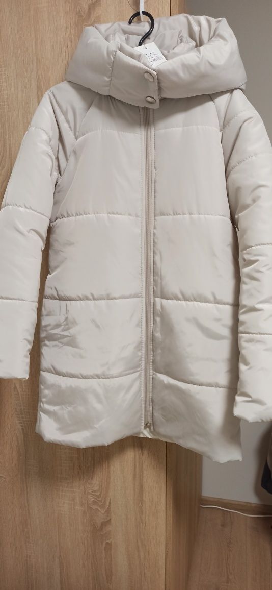 Куртка зимняя размер М синтепон 300, карманы в боковых швах,капюшон