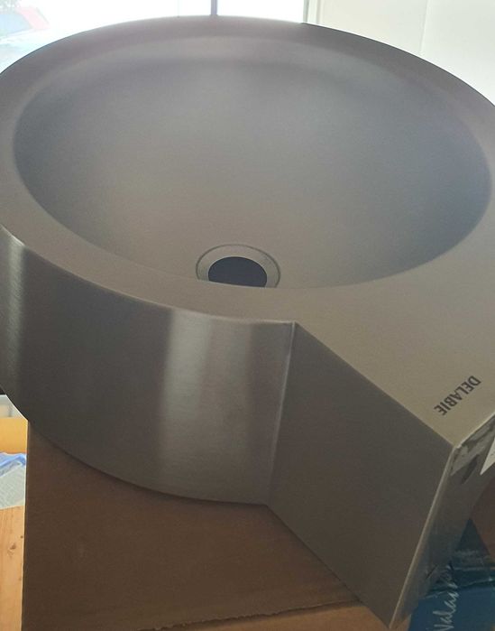 Lavatório redondo em inox com furo ladrão