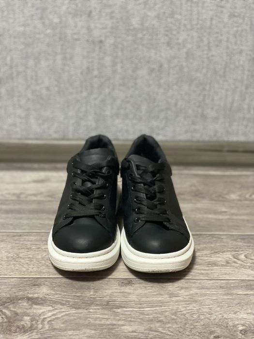 Стильні чорні кросівки на платформі