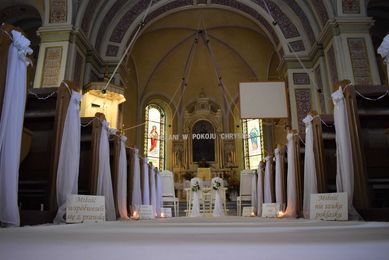 Dekoracja kościoła - biały dywan, świeczniki, ślub dekorator