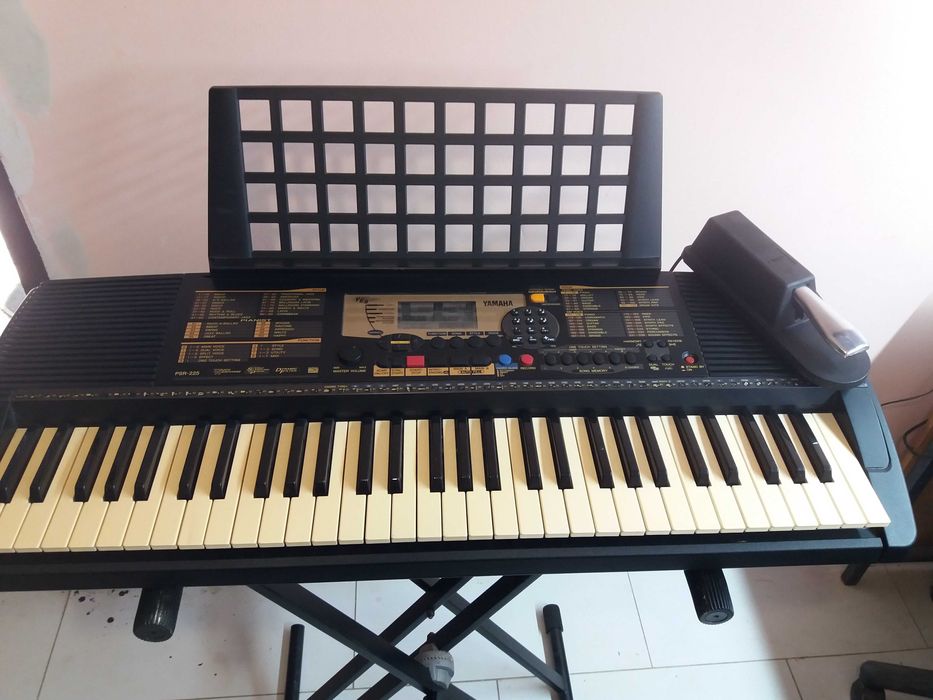 синтезатор YAMAHA PSR -225