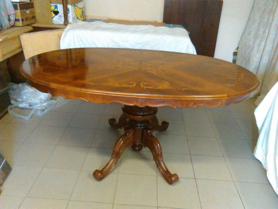 Stół dębowy ze zdobieniami na blacie