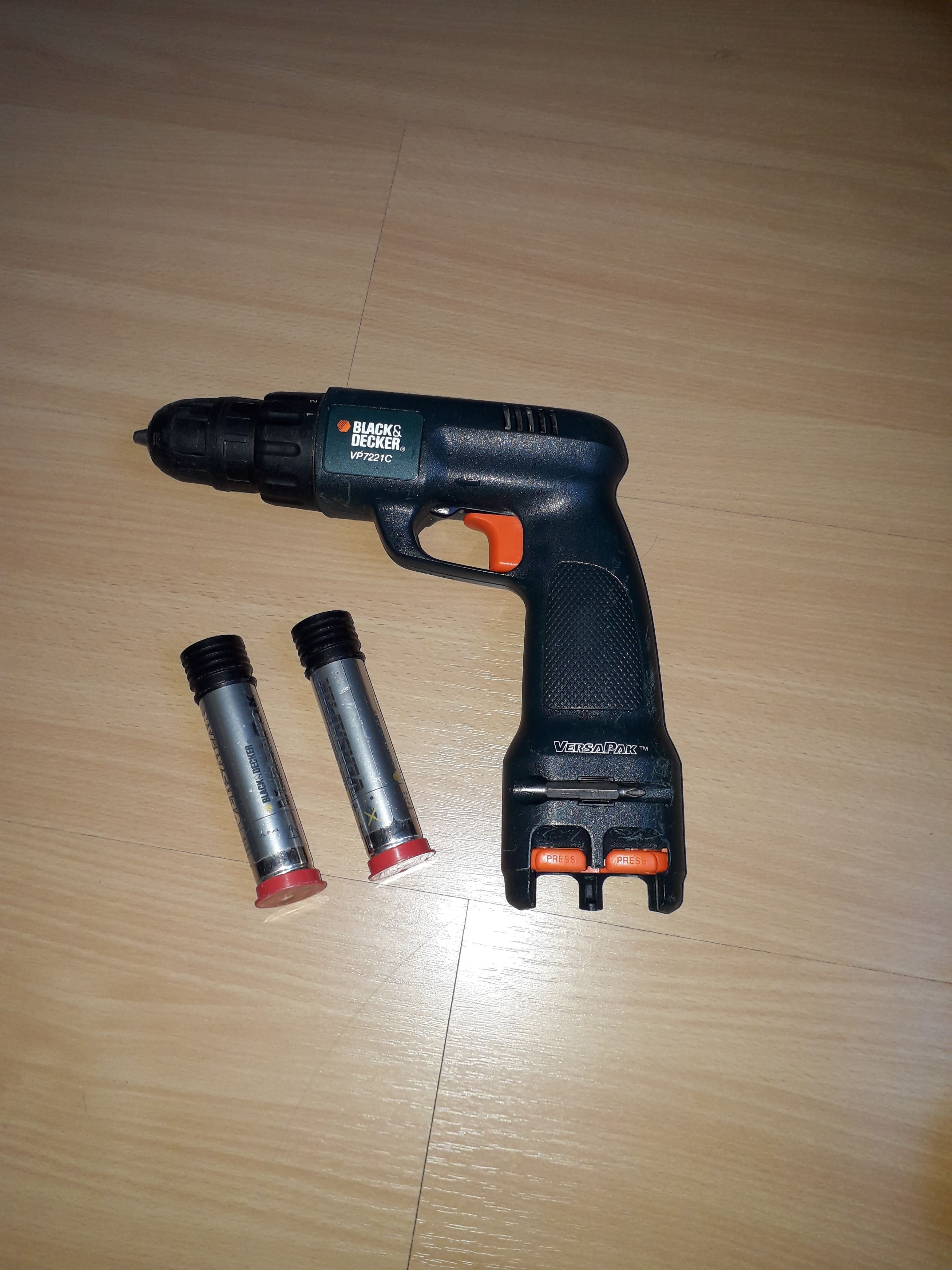 Lanterna e aparafusadora Black&Decker, caixa bits