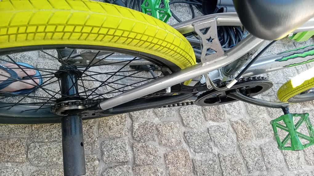 Bicicleta bmx cinzenta