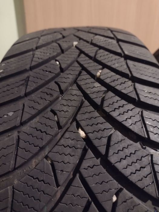 2 Opony zimowe 215 65 r16 bieżnik 6mm rok 2021