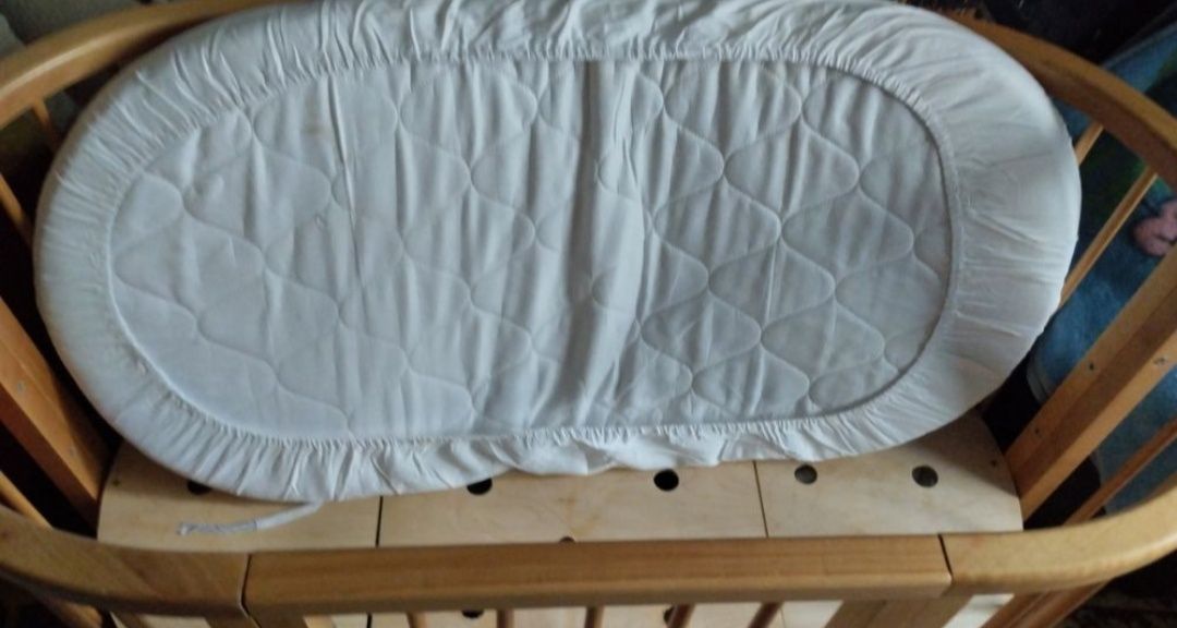 Простыни , одеяла, подушка, защита на детскую кроватку
