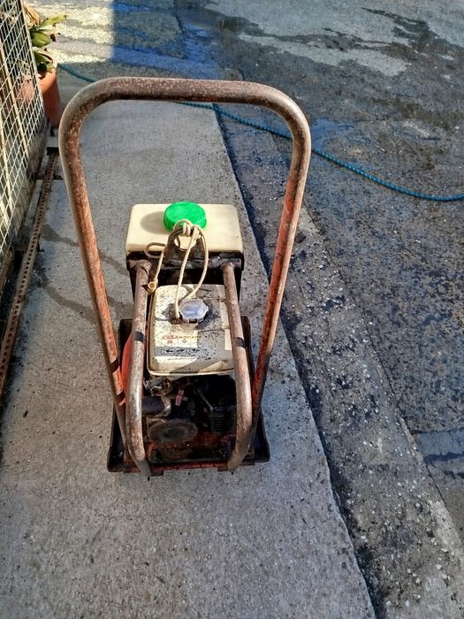 Placa compactadora, vibratória com depósito de água