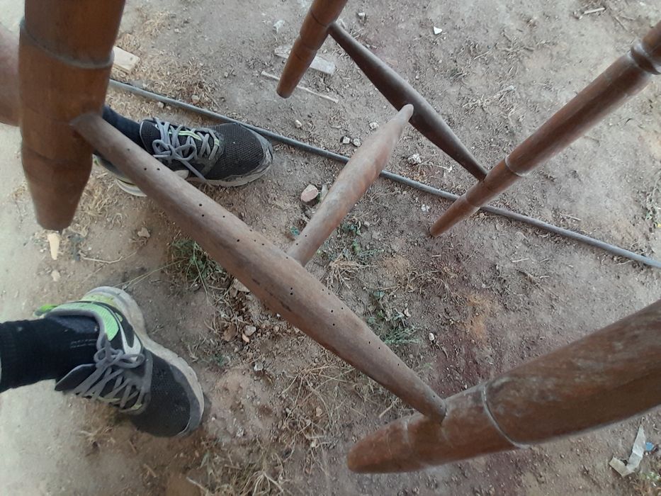 Cadeiras e loiçeiro antigos