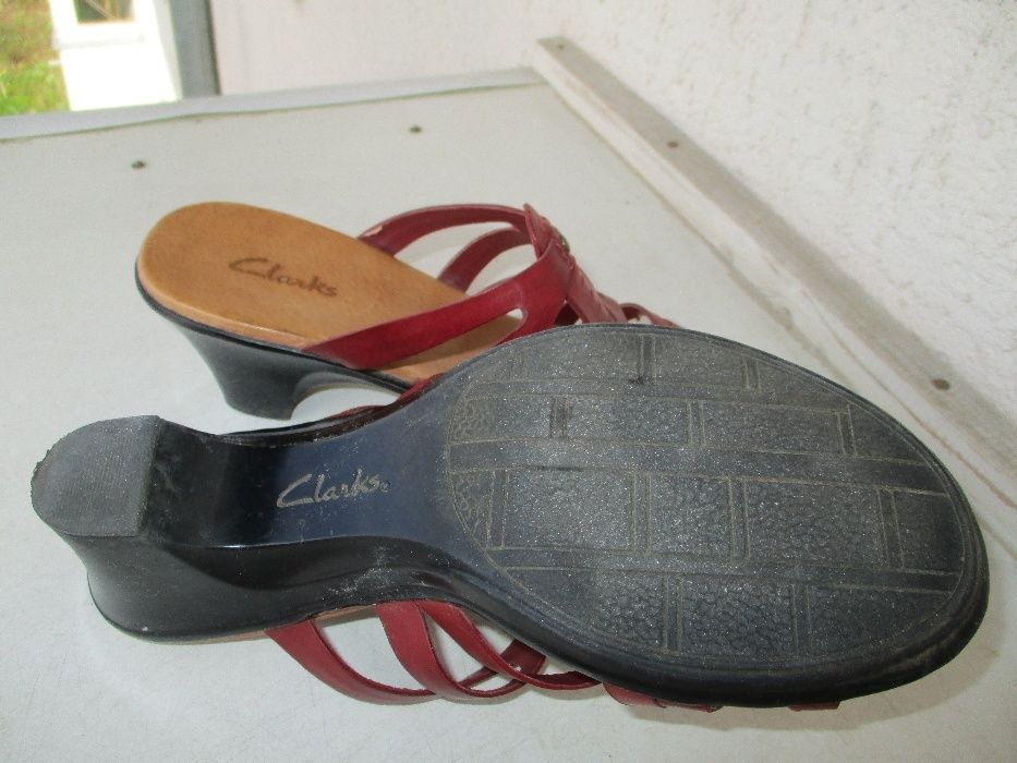 Шикарные кожаные босоножки Clarks