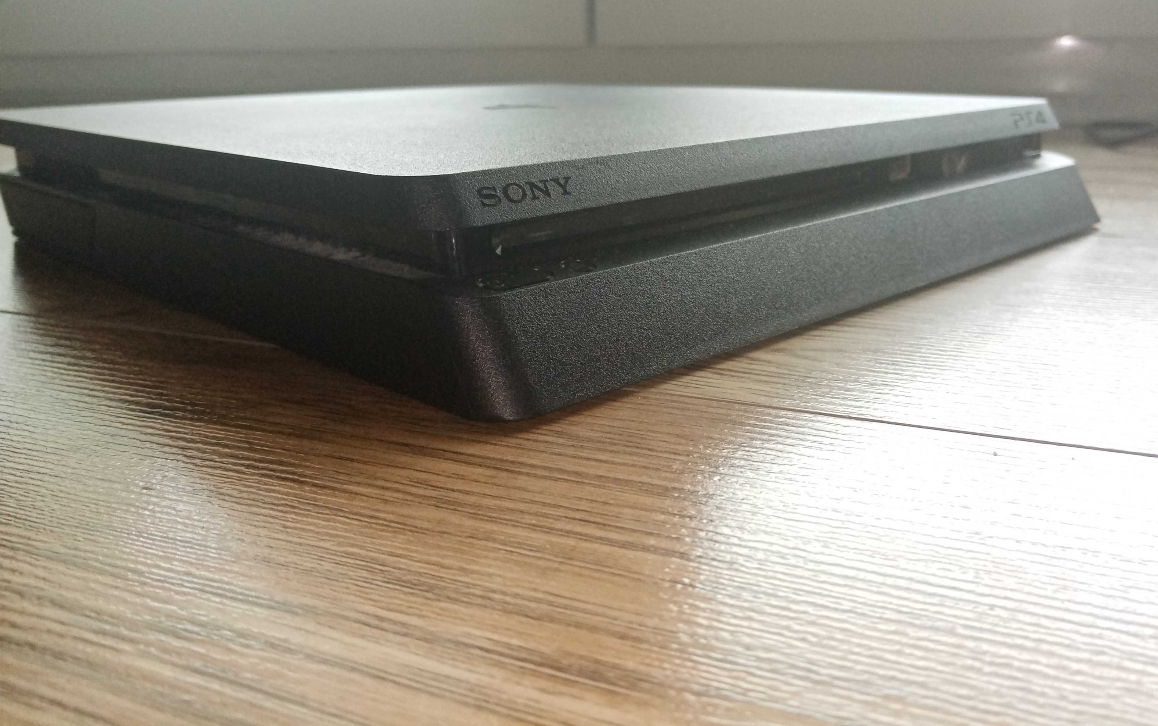 PS 4 SLIM -- stan bardzo dobry