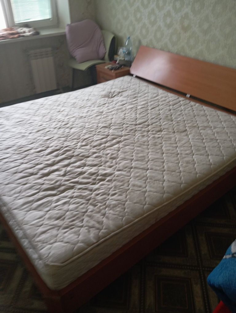 Продаю двуспальну кровать із матрацом,розмір 180*200