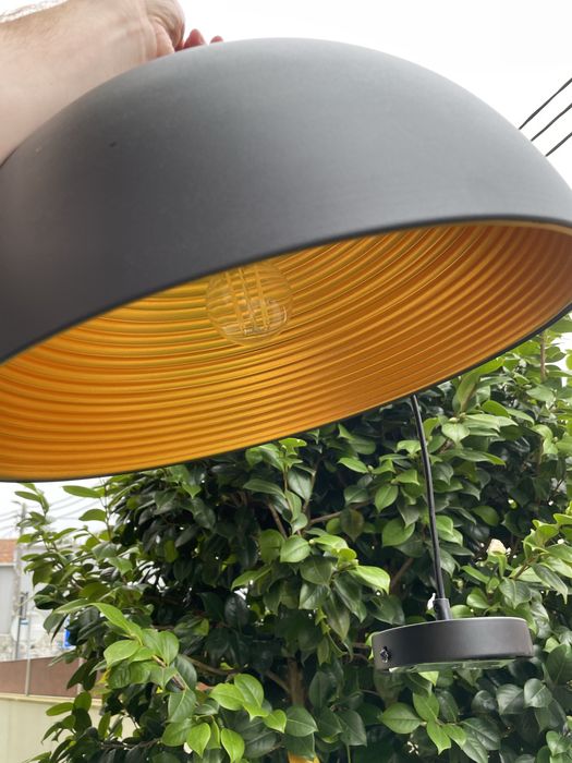 Candeeiro preto e dourado (lâmpada incluída)