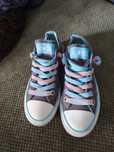 Piękne trampki firmy Converse z brokatowymi sznurówkami