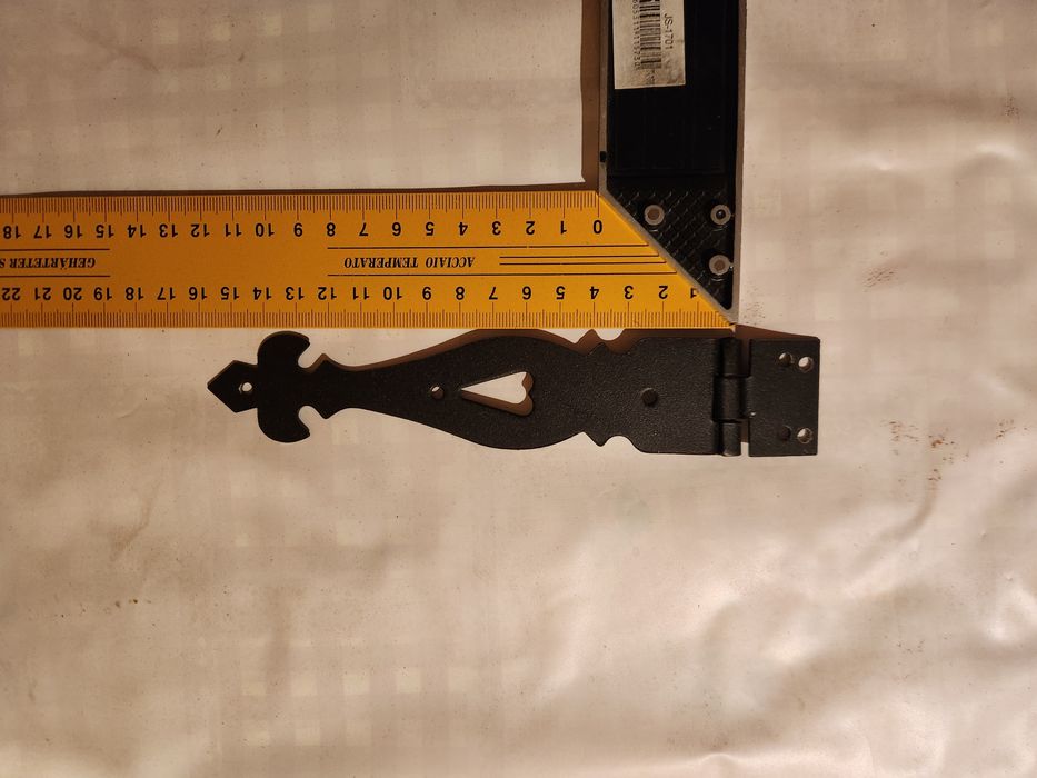 Dobradiças em ferro.