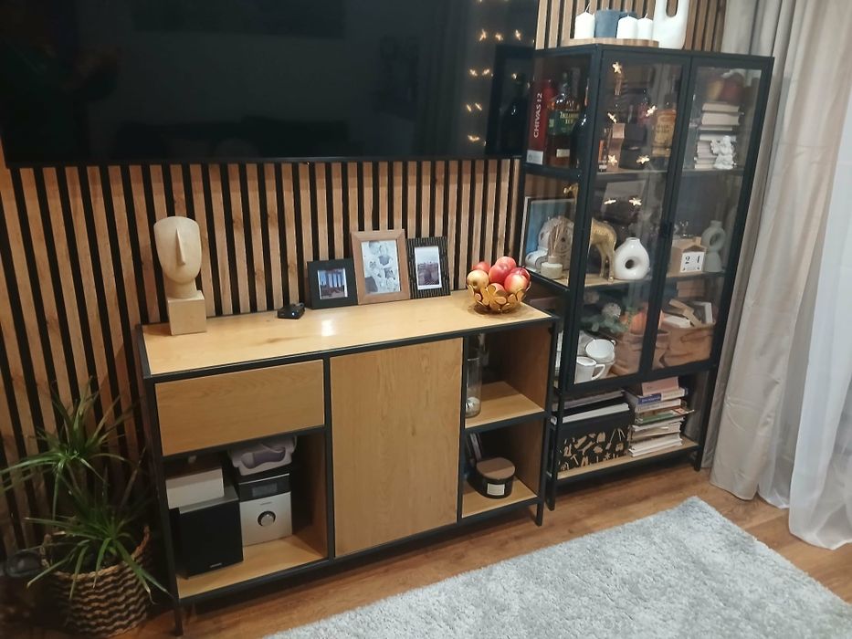 Kredens,witryna trapedal Jysk