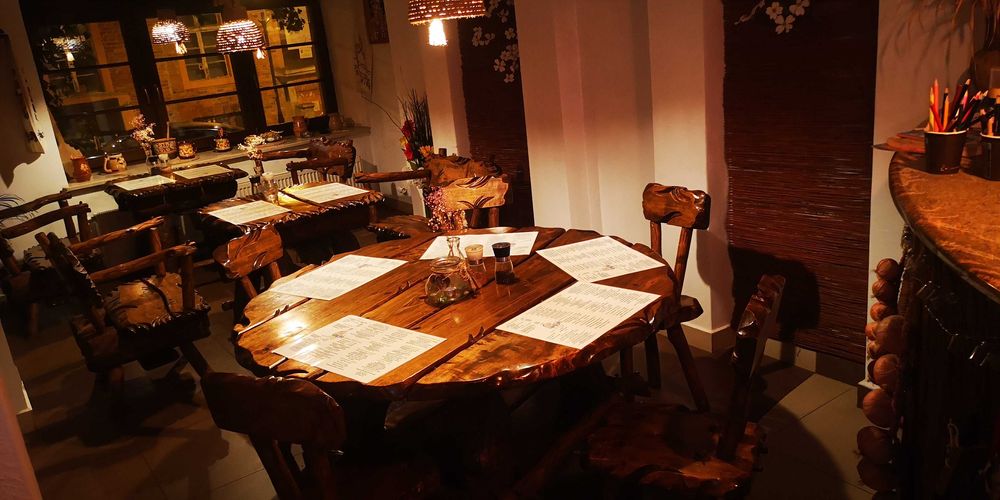 Rzeźbiony stół drewniany, zestaw mebli ogrodowych 6 osobowy