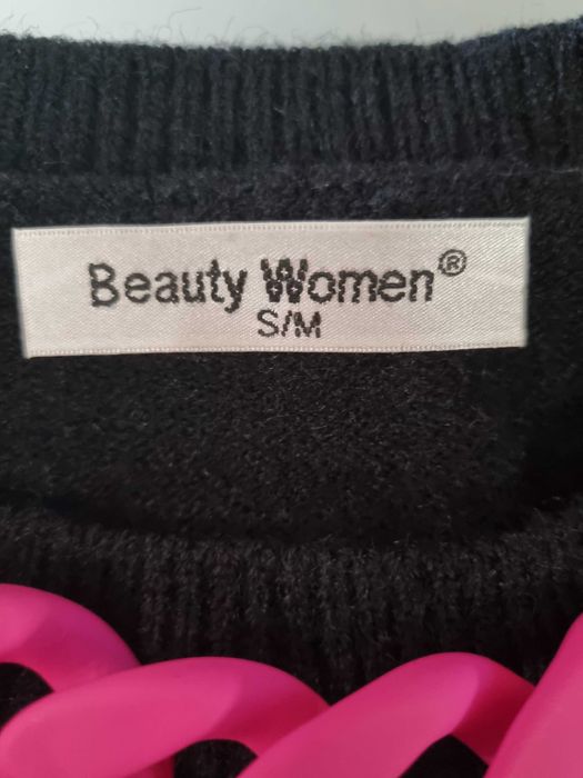 Camisola, em malha, com aplicação na gola